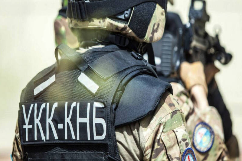 v kazahstane zaderzhali organizatora kanala sbyta oruzhiya i poddelnyh dollarov