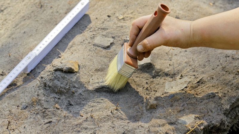 arheologi vedut raskopki na drevnem gorodishhe sandzharoh
