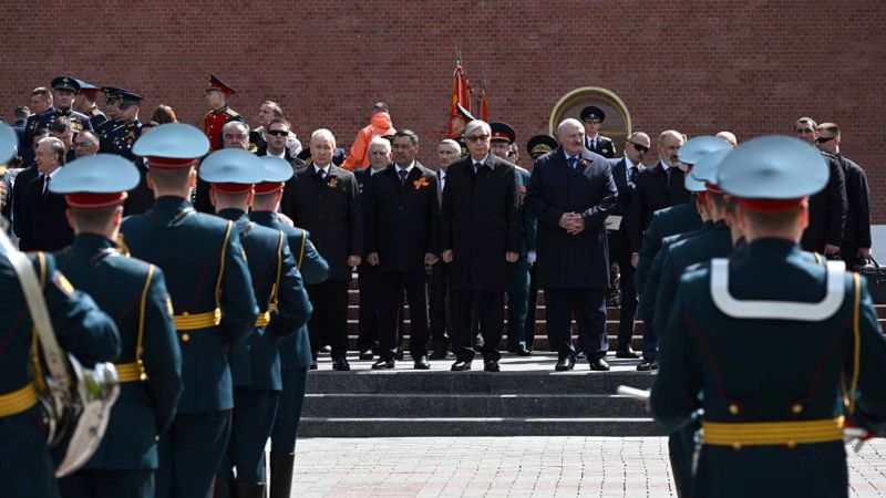 glavy stran cza prinyali uchastie v parade na krasnoj ploshhadi v moskve