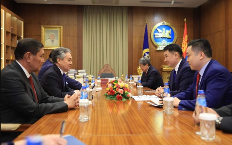 Министр иностранных дел КР встретился с президентом Монголии