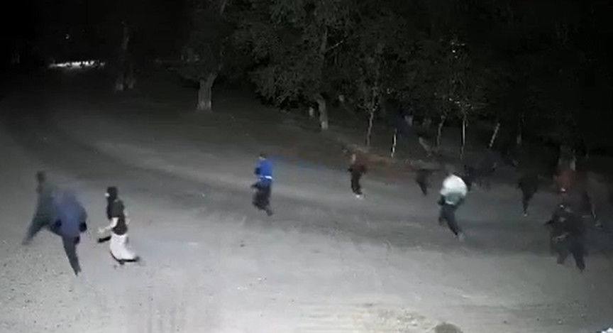v nizhnechujske neskolko parnej izbili prohozhih i povredili avtomobili