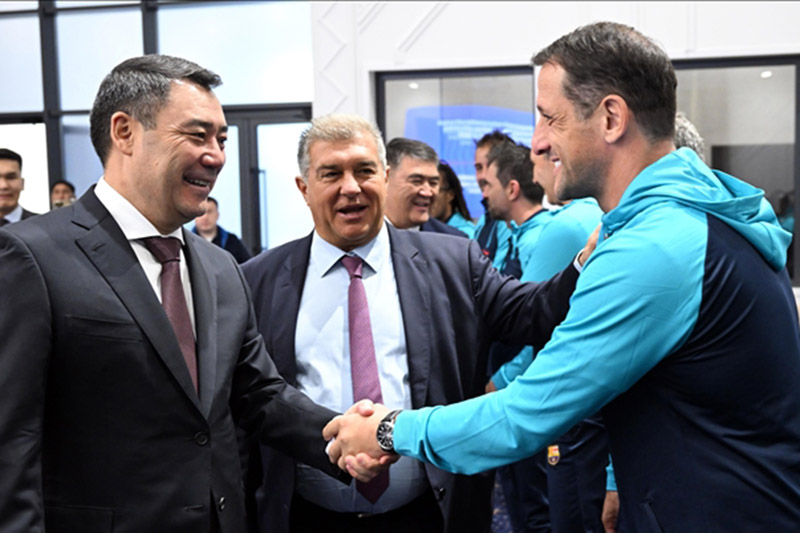 zhaparov-vstretilsya-s-predstavitelyami-futbolnogo-kluba-barselona