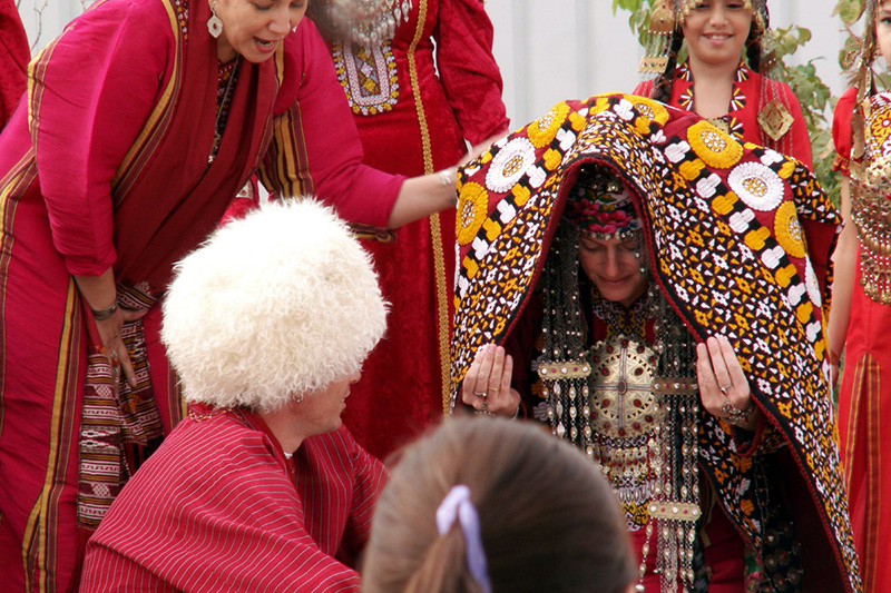 turkmenistan-predstavil-naczionalnuyu-odezhdu-na-vystavke