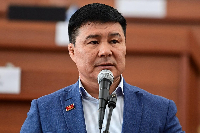 Тазабек Икрамов высказался о флаге на площади в Бишкеке