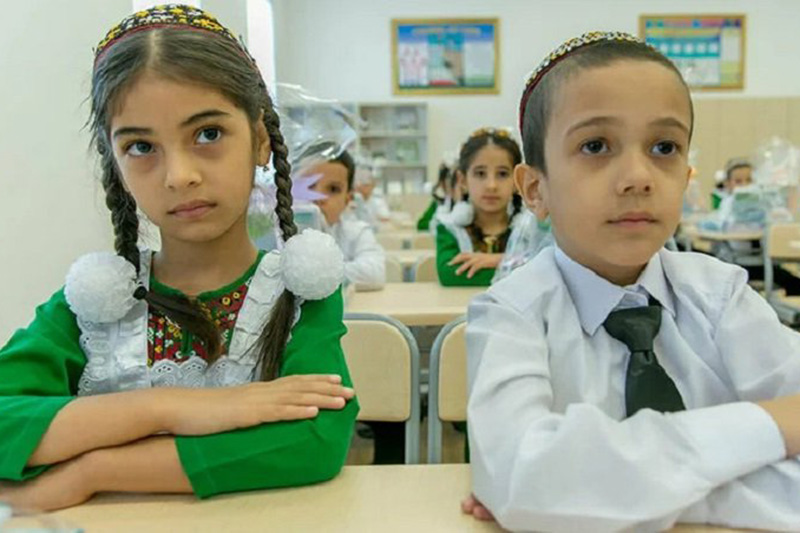 uchitelej-turkmenskih-shkol-obyazali-platit-za-portrety-prezidenta