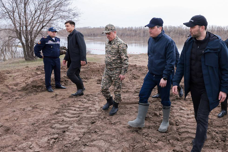 Премьер-министр Казахстана Олжас Бектенов проверил гидросооружения на западе страны