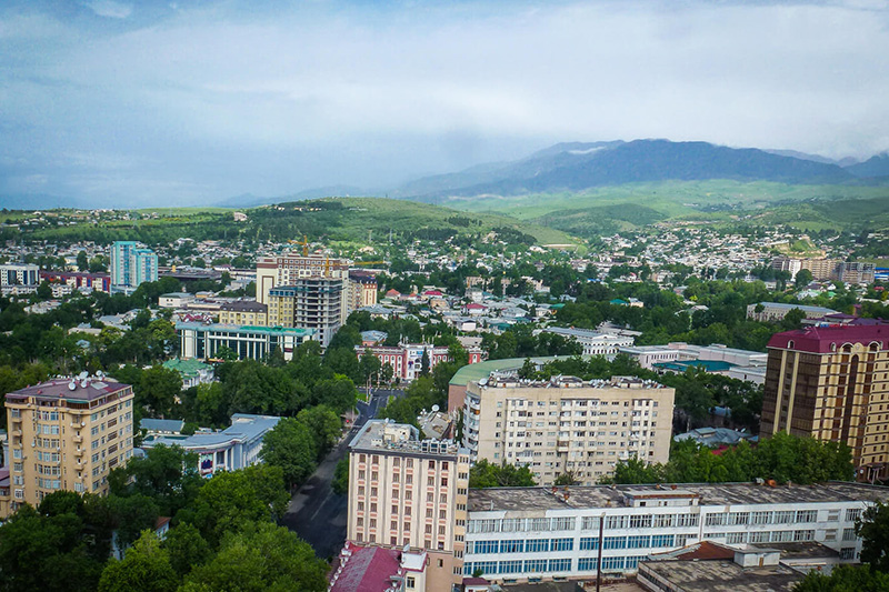 Рустам Эмомали поздравил жителей Душанбе с Днем города