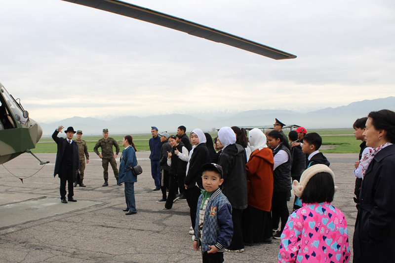 Школьники Кыргызстана отметили День космонавтики на российской авиабазе