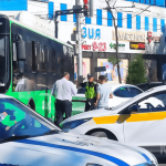 ДТП в центре Бишкека Автобус врезался в легковушку, перегородив дорогу