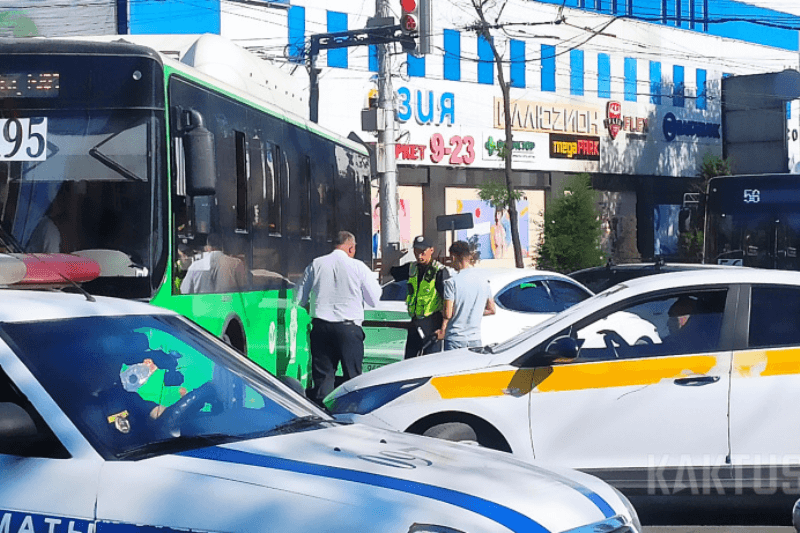 ДТП в центре Бишкека Автобус врезался в легковушку, перегородив дорогу