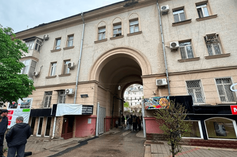 Последний «дом с аркой» в Душанбе сносят. Там все еще живут люди.
