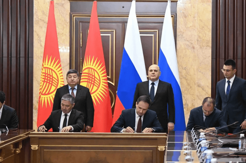 Кыргызстан и Россия подписали соглашения по медицине, транспорту и финграмотности