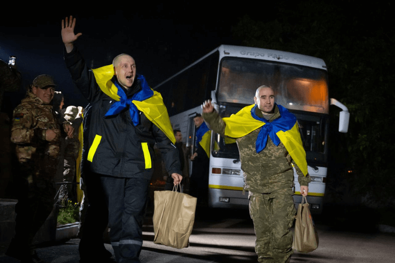 Россия и Украина провели обмен пленными среди вернувшихся правозащитник Максим Буткевич