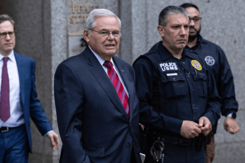 Экс-сенатор США Менендес приговорен к 11 годам тюрьмы за коррупцию