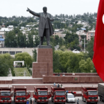 В Оше демонтировали один из крупнейших памятников Ленину высотой 25 метров