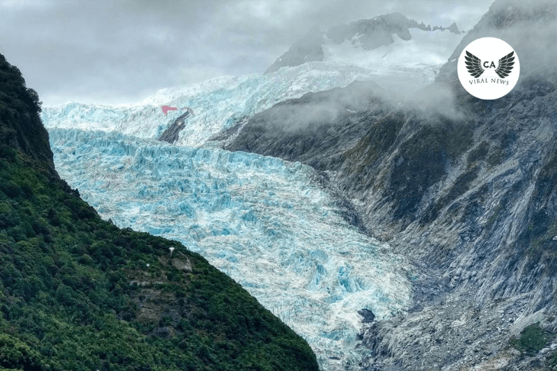 В Таджикистане сошел гигантский ледник поток льда остановился в 4 км от села Сафедоб