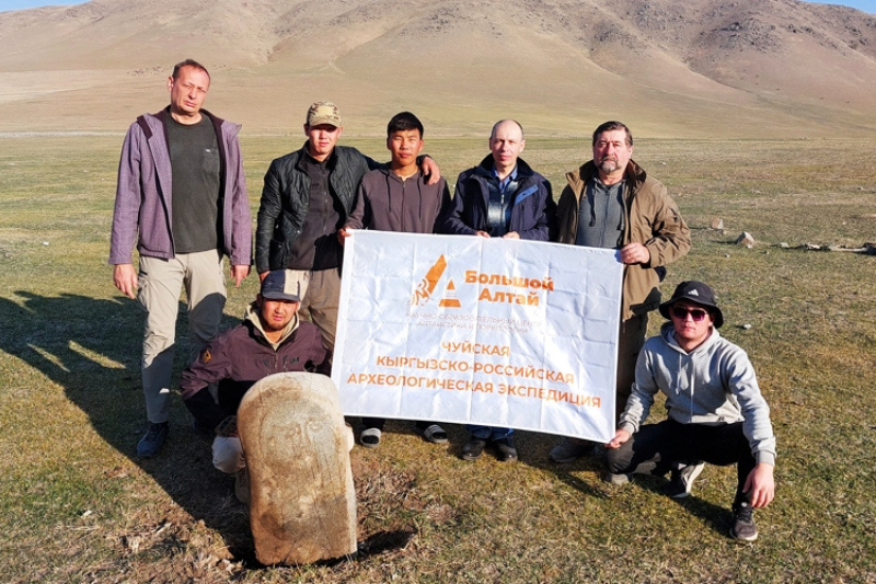 Археологи из Алтая нашли в Кыргызстане каменное изваяние женщины с трёхрогим головным убором раннетюркского времени